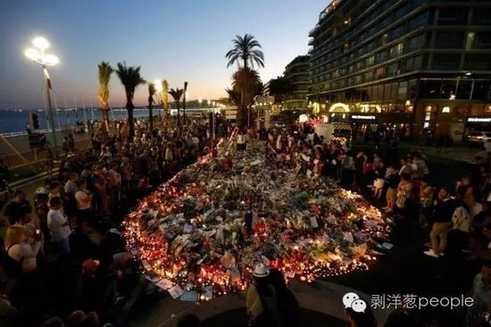 7月17日晚，民众举行悼念尼斯恐袭遇难者的活动。来源：Getty Image