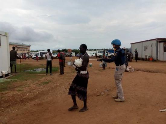 2016年7月12日，在南苏丹首都朱巴的一座联合国营地，联合国维和人员转移前来避难的南苏丹民众。 新华社发
