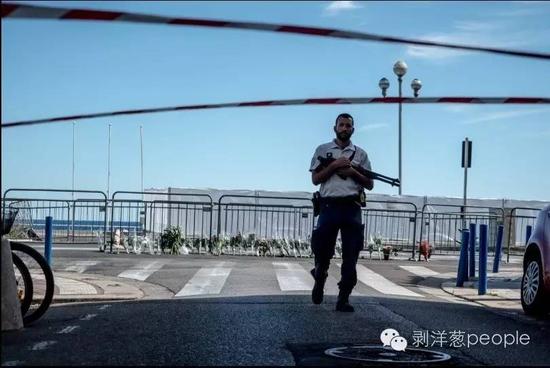 恐袭翌日，一位警察在警戒区内。来源：纽约时报