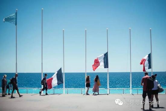 法国降半旗，并为亡者默哀三日。来源：纽约时报