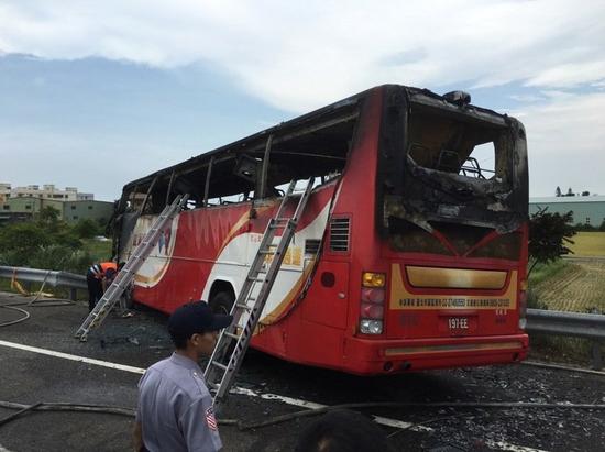 一辆载有辽宁大陆游客团的游览车起火，造成26人死亡。（图片来源：台湾《联合报》）