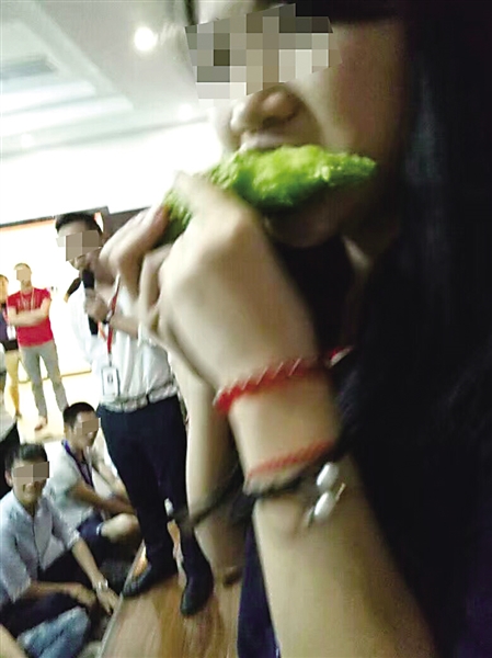 一名女员工在吃生苦瓜