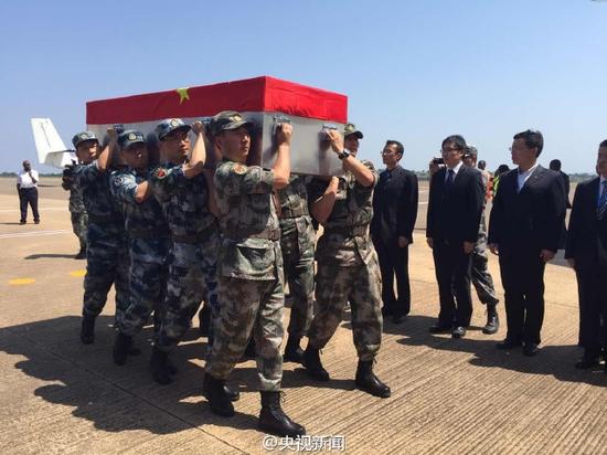 接 运南苏丹维和烈士灵柩飞机启程回国