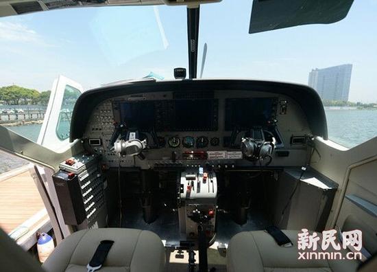 图说：金山水上飞机驾驶室。新民晚报记者 陶磊 摄