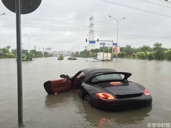 今天，北京丰台区一处路段积水严重，汽车被泡水中。