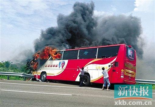 台湾游览车起火的事故现场。新华社发