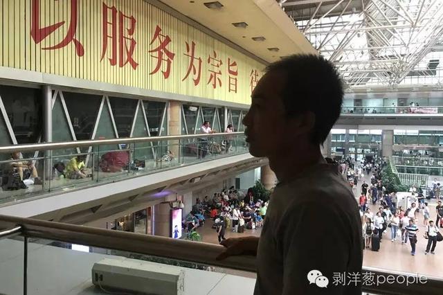 赵大龙在北京西客站候车，他将搭车去往兰州。新京报记者唐爱琳 摄