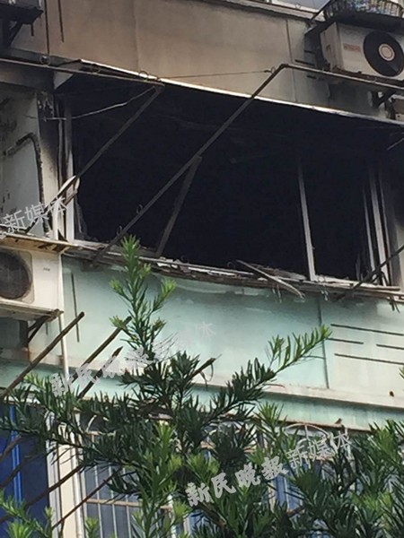 　图说：事发住户家中已是焦黑一片，屋内一对老夫妻不幸在火灾中身亡。新民网网友瞿先生供图