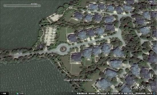 2016年的武汉长岛别墅区一角,相比2006年的卫星图可以发现,长堤右上方的角是从湖里“长出来”的。