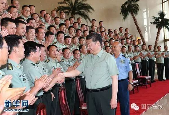 这是7月19日，习近平在银川亲切接见驻宁夏部队师以上领导干部和团级单位主官，代表党中央和中央军委向驻宁夏部队全体官兵致以诚挚问候。新华社记者李刚摄