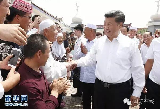 这是7月19日上午，习近平在银川市永宁县闽宁镇原隆移民村，看望慰问移民群众。新华社记者鞠鹏摄