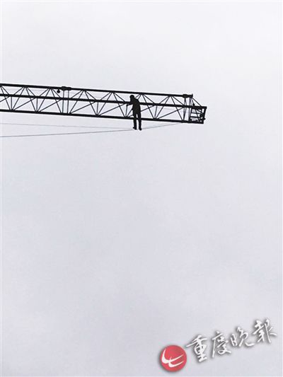 男子塔吊上悬空