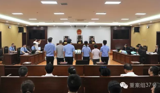 ▲哈尔滨市中级人民法院公开开庭审理被告人张明杰犯贪污罪、受贿罪、滥用职权罪,被告人王绍玉犯贪污罪一案庭审现场。 图/哈尔滨中院官网