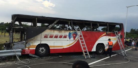 图说：台湾游览车起火造成26人罹难，包括24名大陆游客。这是7月19日拍摄的事故车辆。新华社发