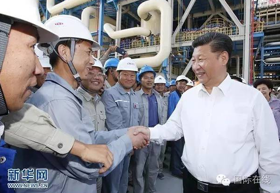 这是7月19日下午，习近平在宁东能源化工基地慰问煤制油项目技术研发团队。新华社记者鞠鹏摄