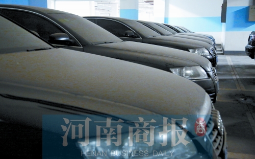 图片清一色的黑色奥迪A6停在地下停车场长达半年