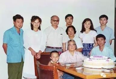 1985 年夏天,朱敏一家三代为康克清老人祝寿。前排左起:刘宁、康克清、刘敏;后排左起:刘建、王玲、刘铮、刘武、朱敏、林江红、刘进