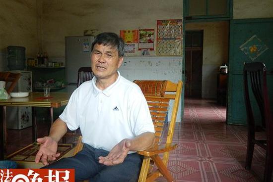 身患重病的李飞武在宜章县迎春镇的家中接受法制晚报记者采访。张恩杰摄 