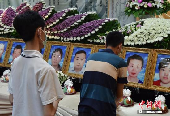 7月21日,台湾“7·19”游览车事故大陆罹难者家属抵台,完成DNA检体采集后首先赶往设在桃园市中坜殡仪馆的灵堂献花、寄托哀思。 中新社记者 徐冬冬 摄