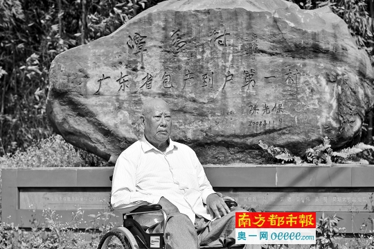 　湛江市政协前主席陈光保16年来一直坚持奖教助学，已捐出了千万元。新华社发
