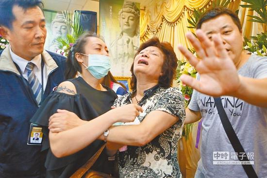 台湾旅游遇难者家属:事故调查慢 要什么没什么1