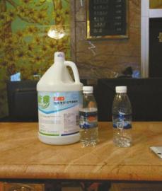 事发当时房间的两瓶矿泉水，左边一瓶装的正是清洁剂，不仔细看几乎一样。