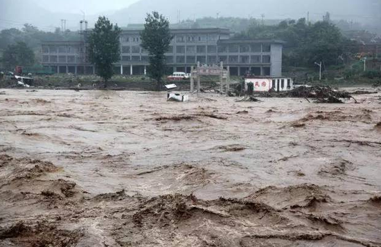 7月20日，河北井陉县绵曼河河水暴涨。 新华社发