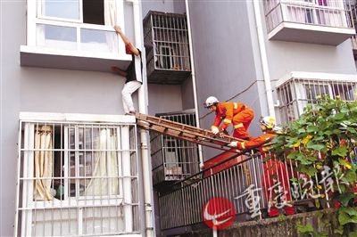 七旬翁忘带钥匙 翻窗入室困半空