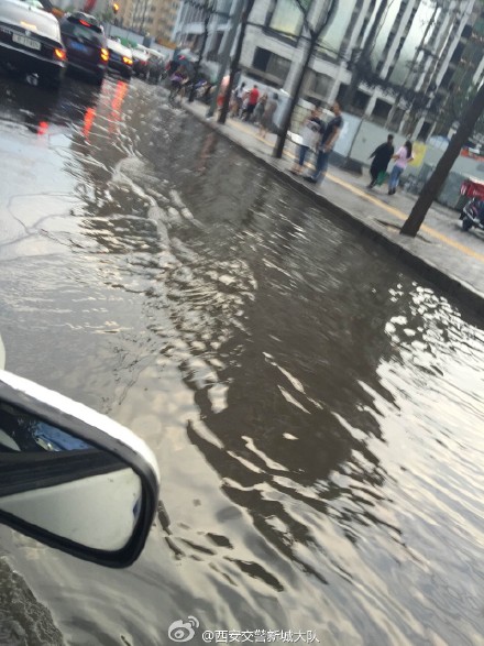 西安暴雨致部分道路积水
