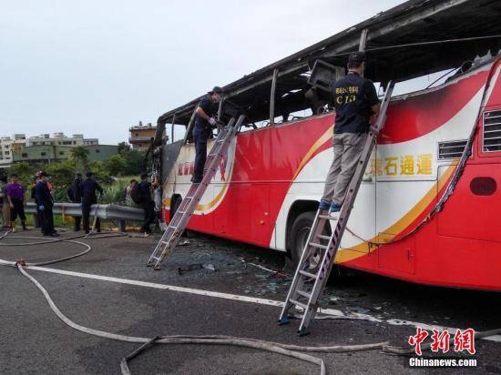 资料图：据台湾检方初步掌握资料显示，死者大多陈尸在游览车后座区，分析想从后座逃离，但无法破窗而命丧火窟。 中新社记者 刘舒凌 摄