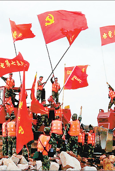 7月20日，经过56小时连续奋战，湖北黄梅考田河溃口成功合龙后，武警水电部队官兵挥舞旗帜庆祝。 