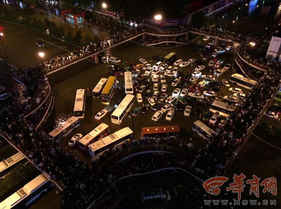21:50分西安小寨十字被泡瘫痪的车辆。华商报记者李杰摄