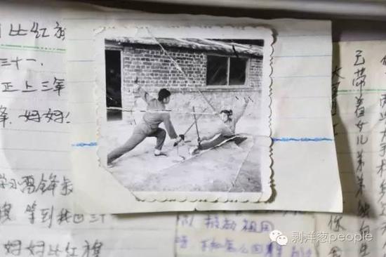田金芳在简易房前和师父练习杂技，这是她保留的地震时期的唯一一张照片，地震前田金芳是一名杂技演员。新京报记者 侯少卿 摄