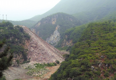 5.垃圾堆满半个山谷。