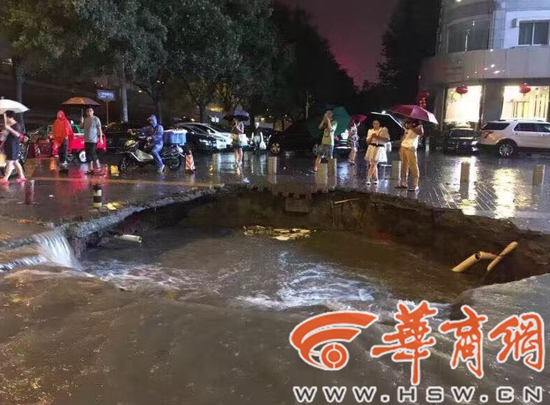 西安暴雨致高新路路面塌陷(图)|路面塌陷|西安