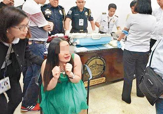 周丽鸣被捕后显得非常惊恐。（香港《东方日报》网站）