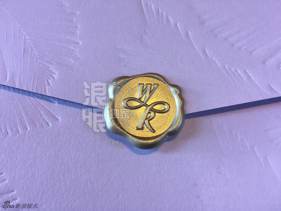 金色烤漆上的“WR”字样