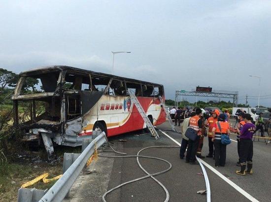 台湾一游览车发生火烧车事故，致26人死亡。(图片来源：台湾《联合报》)