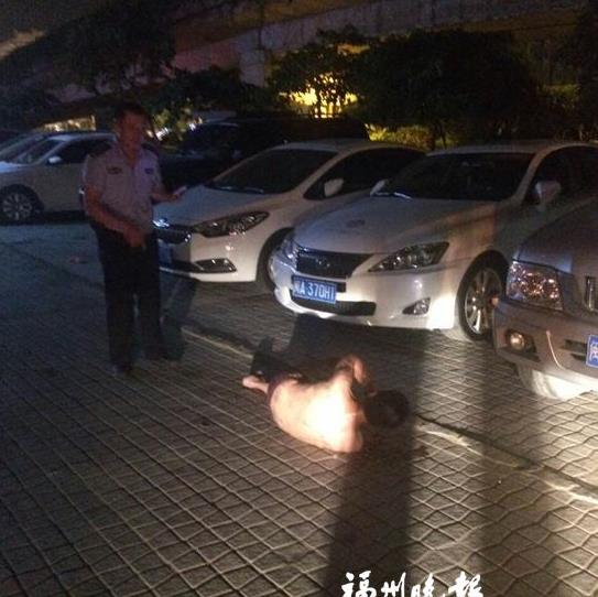 这名男子睡梦中从四层楼坠下。