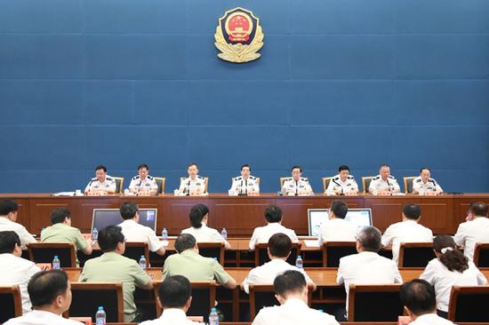 7月26日，国务委员、公安部部长郭声琨出席全国公安机关规范执法视频演示培训会并讲话。