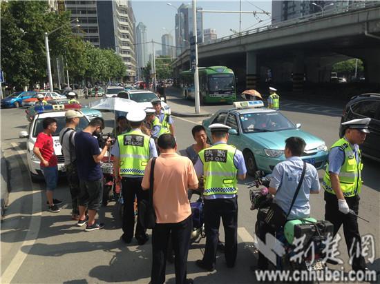 武汉市硚口区交通大队组织警力开始江汉一桥电动车整治（摄影 童湛）