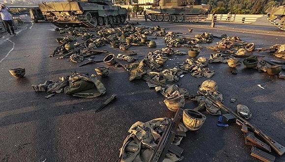 土耳其政变后散落在地上的兵甲。来源：网络
