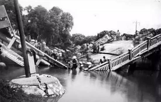 ▲被震毁的唐山市胜利桥