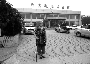 83岁的朱芝至今独自住在赵各庄医院对面的小区里，这里的左邻右里、一草一木她都不能割舍。