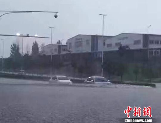 图为突降暴雨，车辆在水中行驶。 网友提供 摄