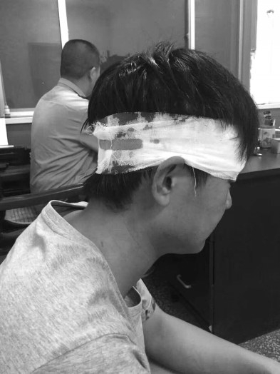 事发当晚,王先生在派出所做笔录。当事人供图