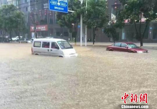图为突降暴雨，使车辆被困水中。 网友提供 摄