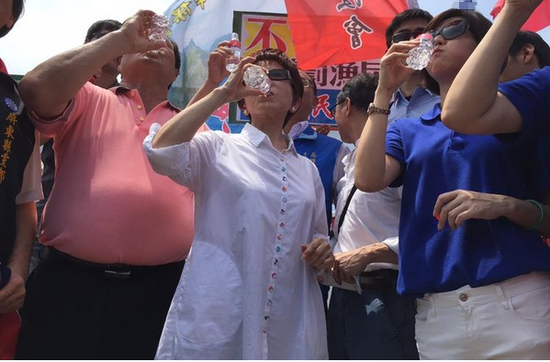 　国民党主席洪秀柱前往盐埔渔港迎接渔民并饮用太平岛淡水。（图片来源：台湾“东森新闻云”）
