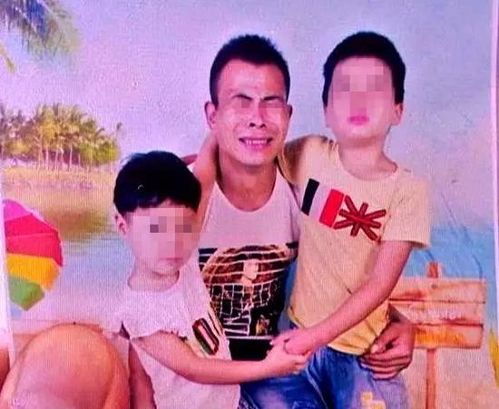 沈某行凶前特意带两个儿子到照相馆拍下所谓的遗照，照片中他痛哭不止