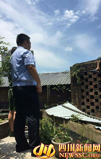 民警劝阻少年（警方供图）